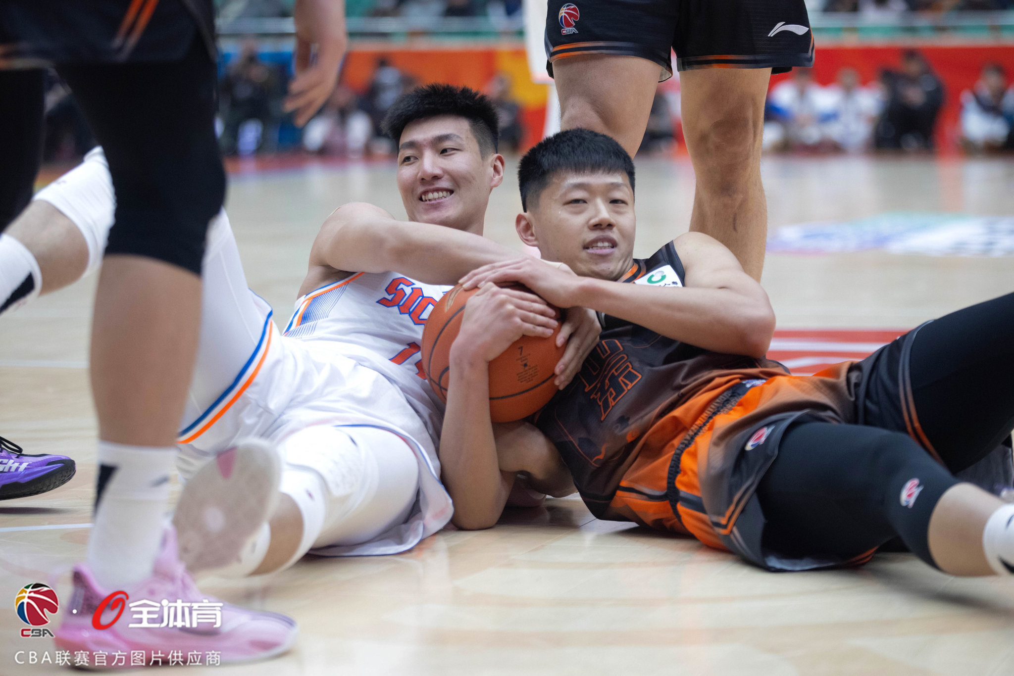 米兰集团 山东男篮今天比赛直播 