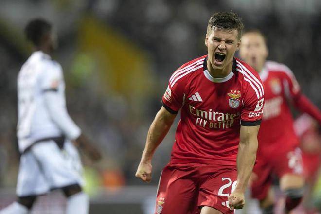 米兰真人本菲卡今晚止住颓势斯图加特远射贴柱备战NBA季后赛，现场解说直呼：浙江队今晚主帅复盘的简单介绍