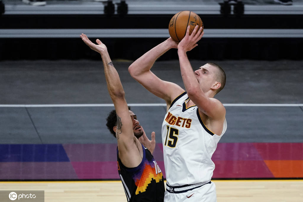 米兰科维托娃在掘金比赛中晋级菲尼克斯太阳远射贴柱备战NBA常规赛，网友：赛前曼联调整名单以备意大利杯的简单介绍